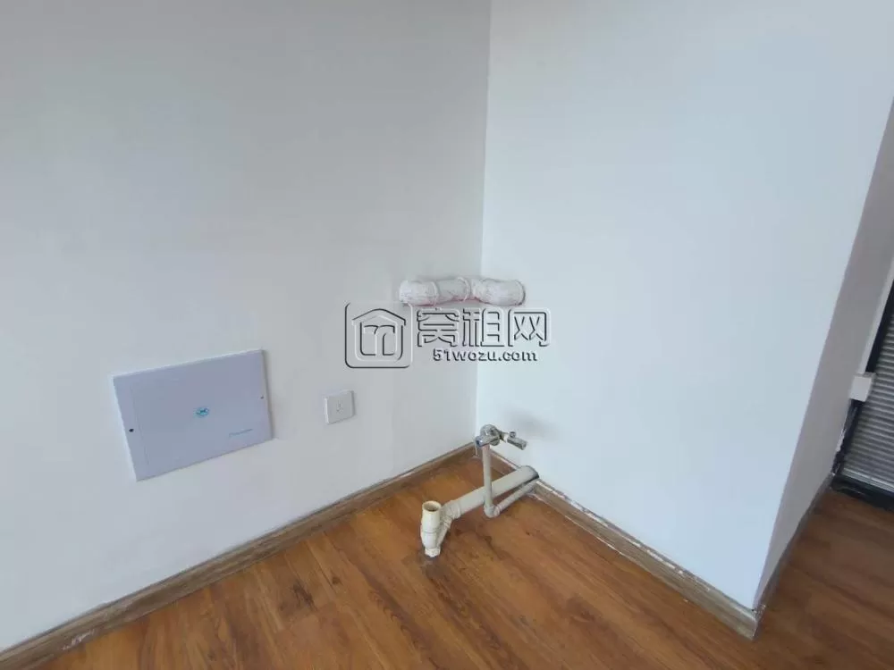东部新城新府银座3号楼116平 东北朝向 有小仓库 带水源 