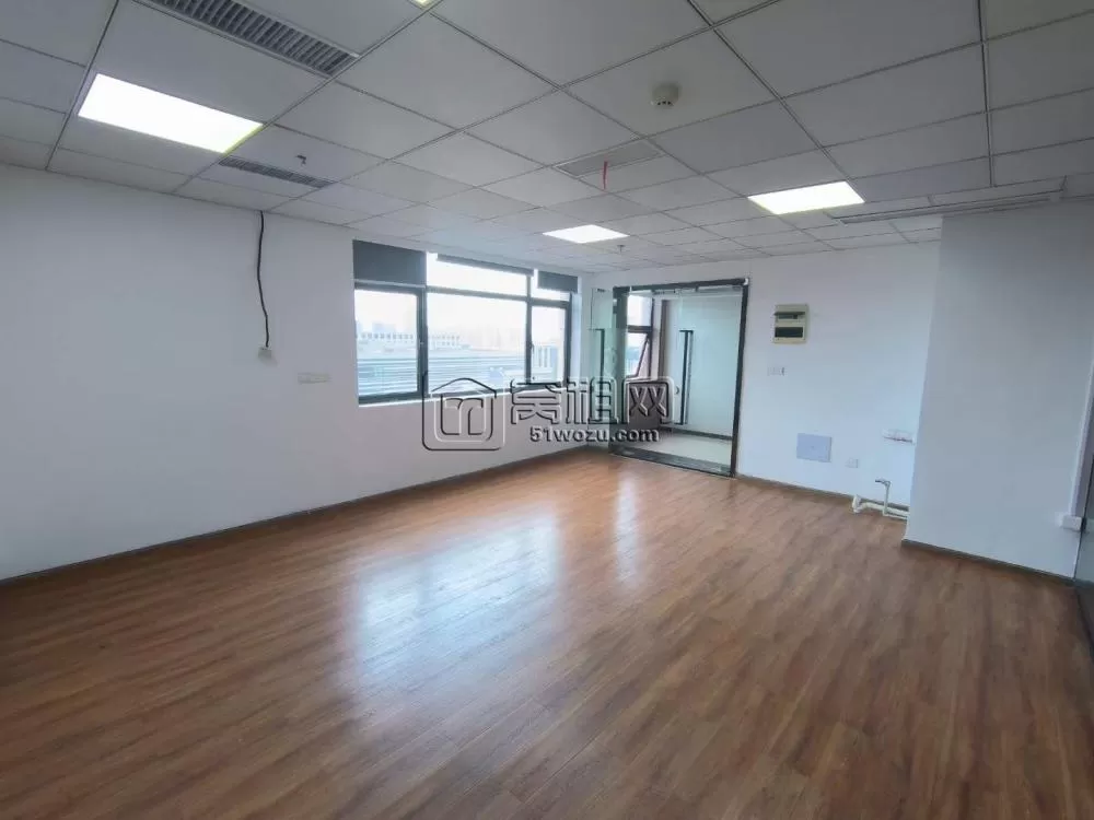 东部新城新府银座3号楼116平 东北朝向 有小仓库 带水源 