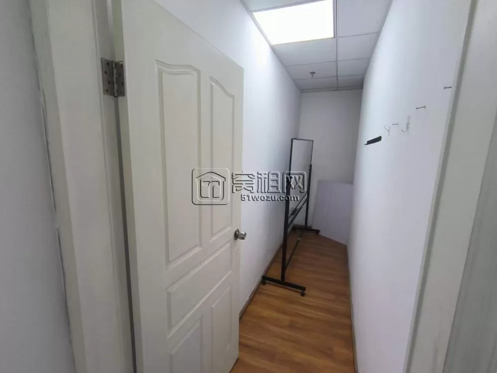 东部新城新府银座3号楼116平 东北朝向 有小仓库 带水源 