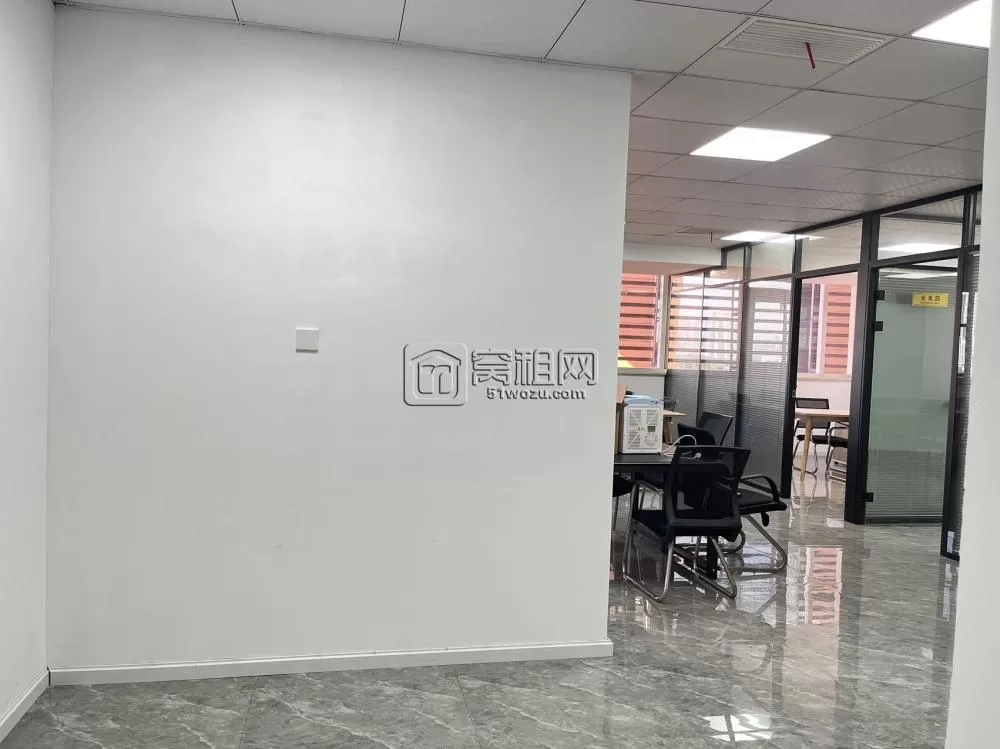 宁波南部商务区水街商务楼254平，四个隔间办公室出租，租金12000元/月