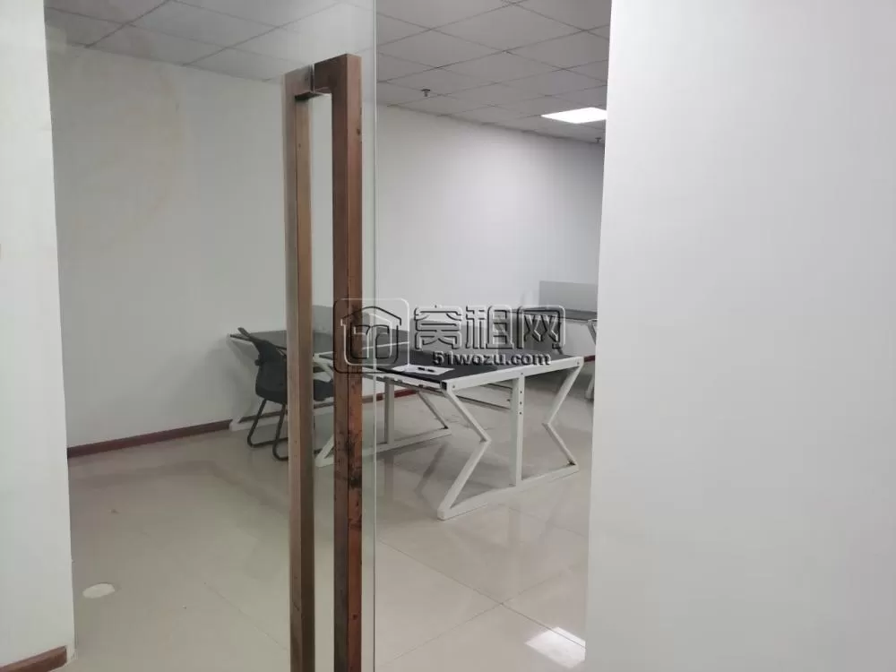 美豪大厦4楼办公室带家具，两隔间135平出租6300元/月