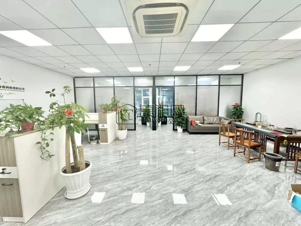 南部商务区侨商大厦155平出租 朝南，两玻璃隔间 带8个员工位，一套经理桌