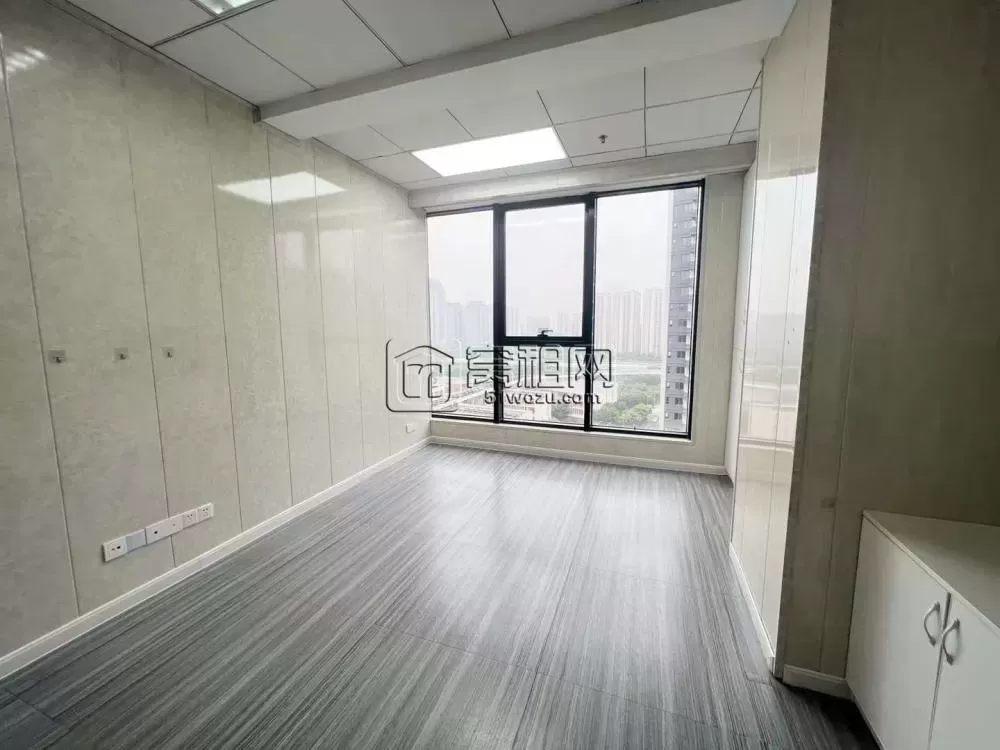 和荣大厦247方，年租金174683元一年，东南朝向，两面采光。