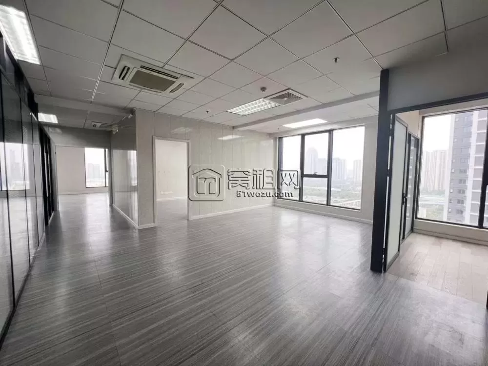 和荣大厦247方，年租金174683元一年，东南朝向，两面采光。