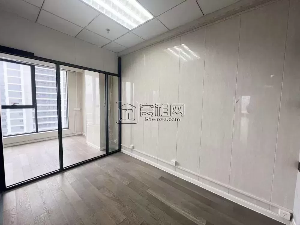 和荣大厦247方，年租金174683元一年，东南朝向，两面采光。