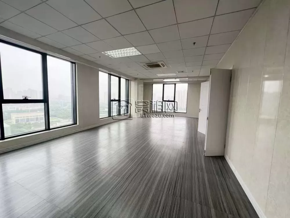 和荣大厦247方，年租金174683元一年，东南朝向，两面采光。