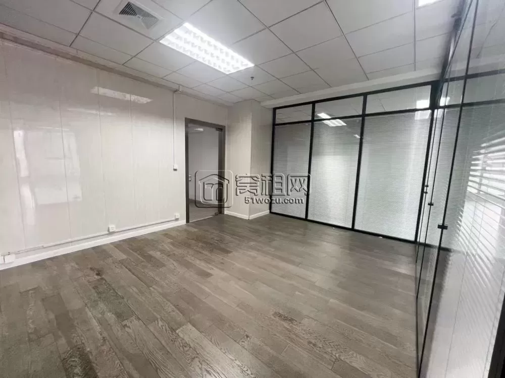 和荣大厦247方，年租金174683元一年，东南朝向，两面采光。