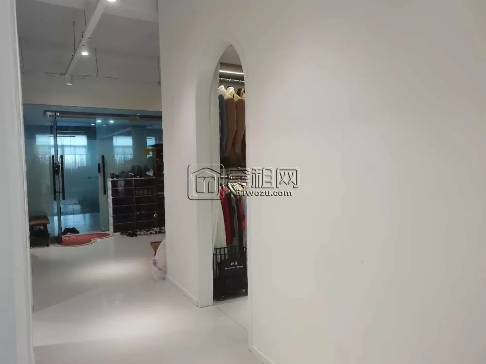 云裳谷时尚园区。136平方装修好的婚纱展厅+化妆间出租。