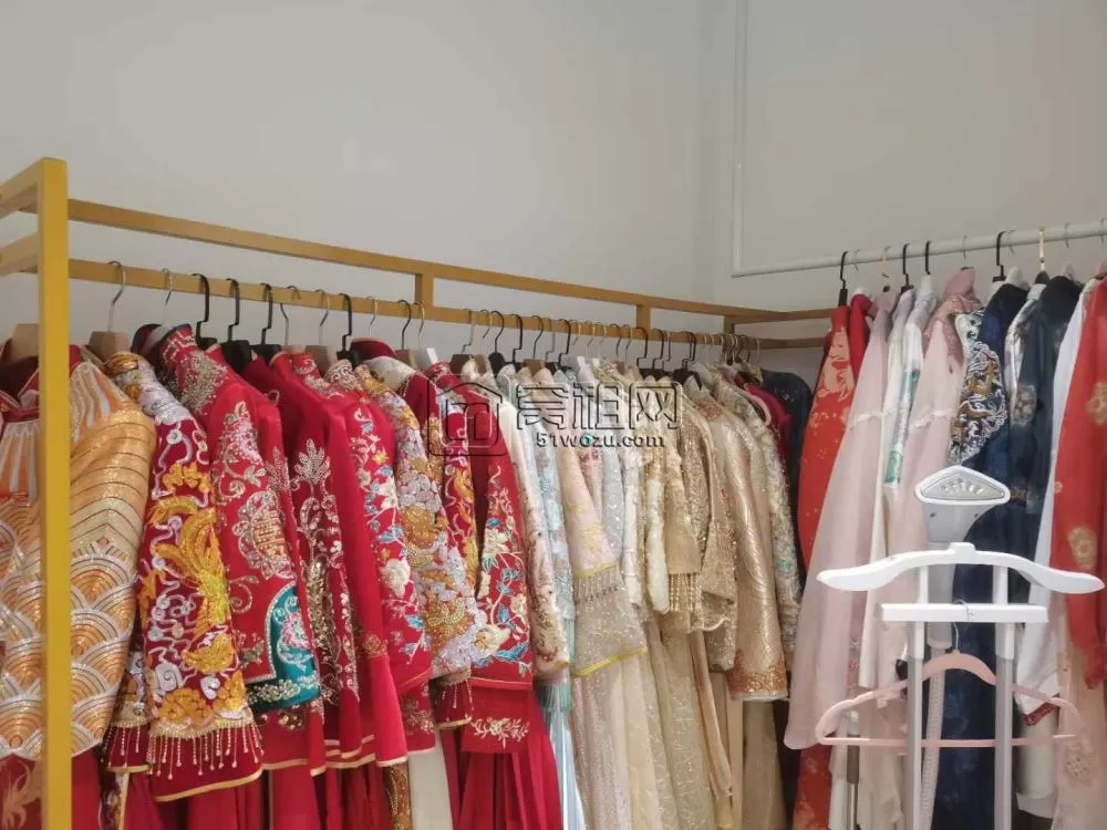 云裳谷时尚园区。136平方装修好的婚纱展厅+化妆间出租。