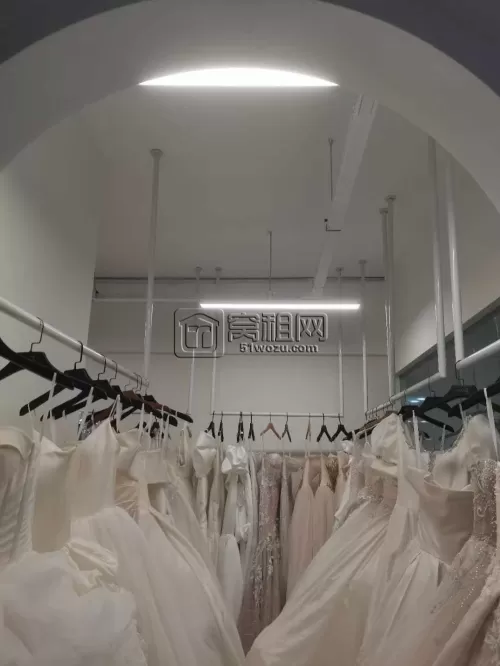 云裳谷时尚园区。136平方装修好的婚纱展厅+化妆间出租。