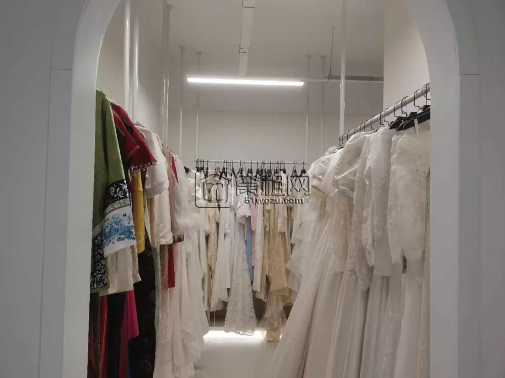 云裳谷时尚园区。136平方装修好的婚纱展厅+化妆间出租。