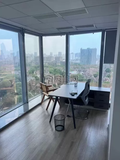 汇亚190平方 月租9300带全套家具 ​纯地铁口