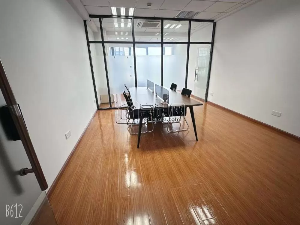 江北地铁口.盛悦大厦65平方朝南，精装修，带一个隔间，带家具，随时看房，随时入驻.