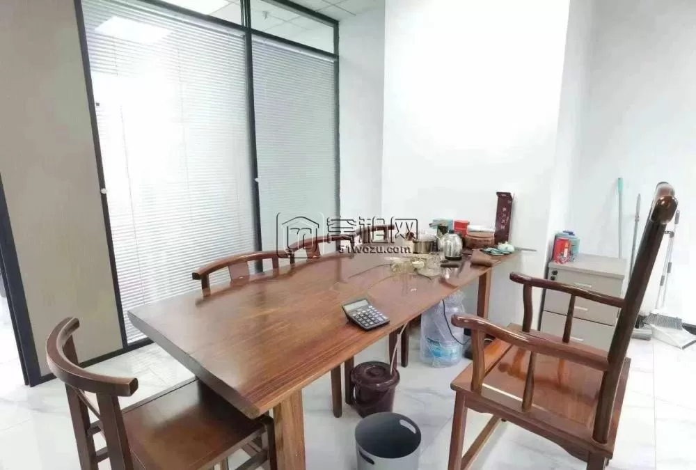 南部商务区博纳大厦128平方！带全套家具 ​室内2个隔间！24小时独立空调
