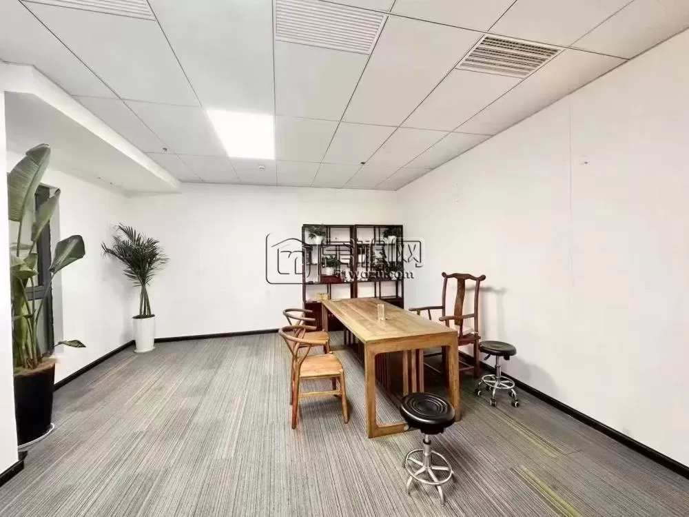 宁波龙腾大厦670平，电梯口，精装修，带上下水，超多隔间，南半层超高利用率