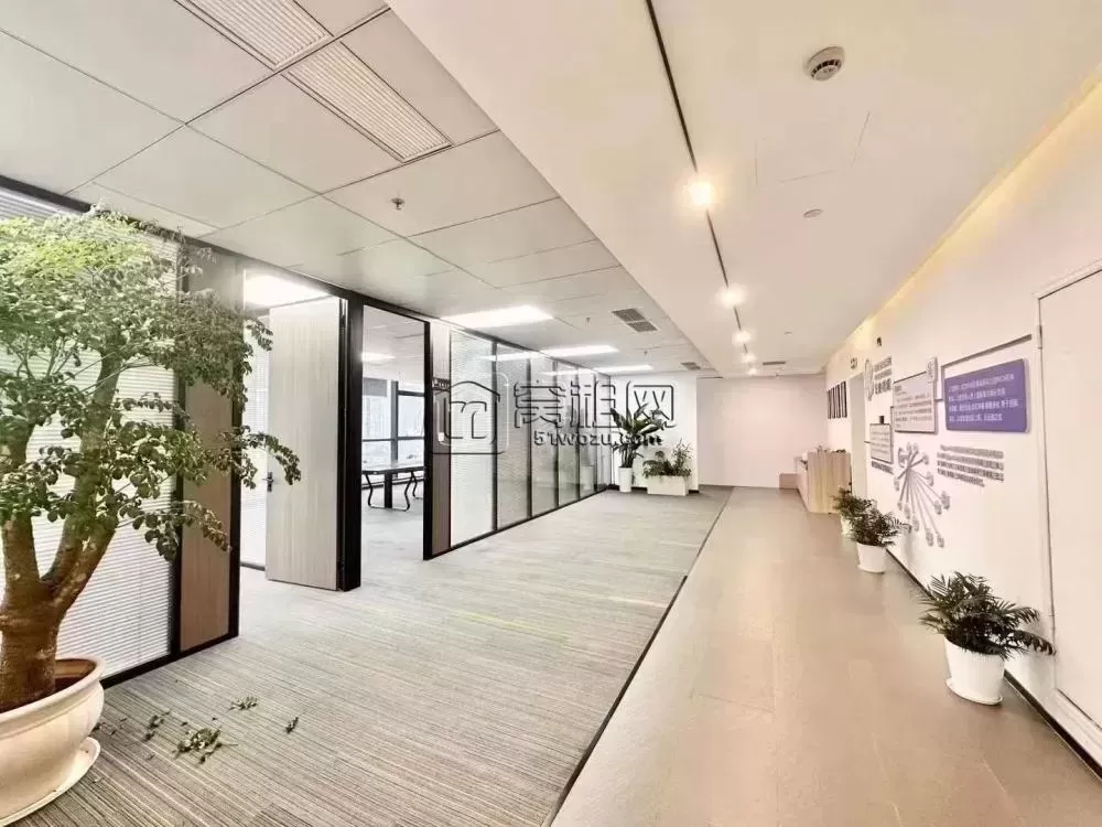 宁波龙腾大厦670平，电梯口，精装修，带上下水，超多隔间，南半层超高利用率