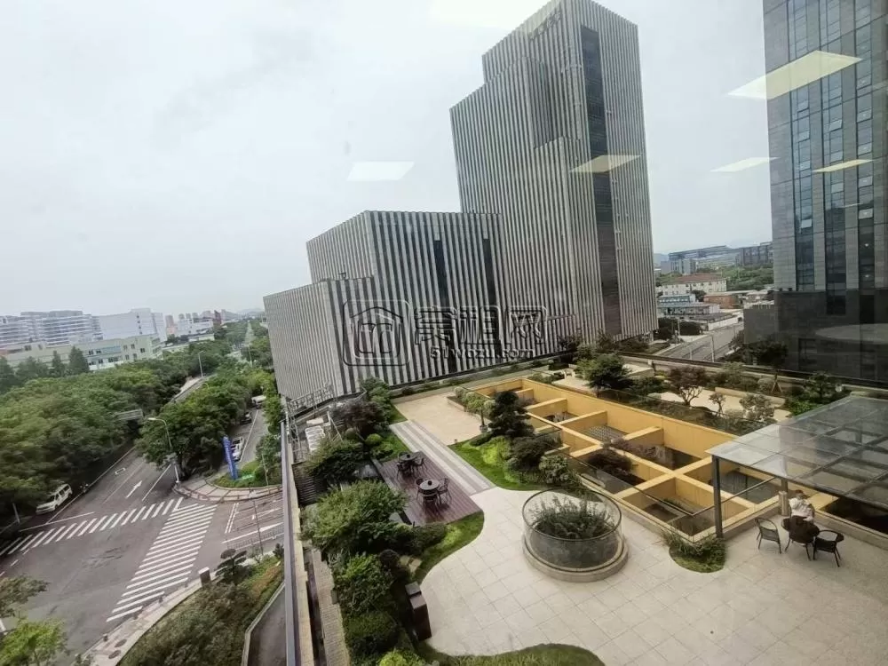 赛尔创新大厦290平，精装修，朝向东北，三个隔间，大落地窗视野开阔