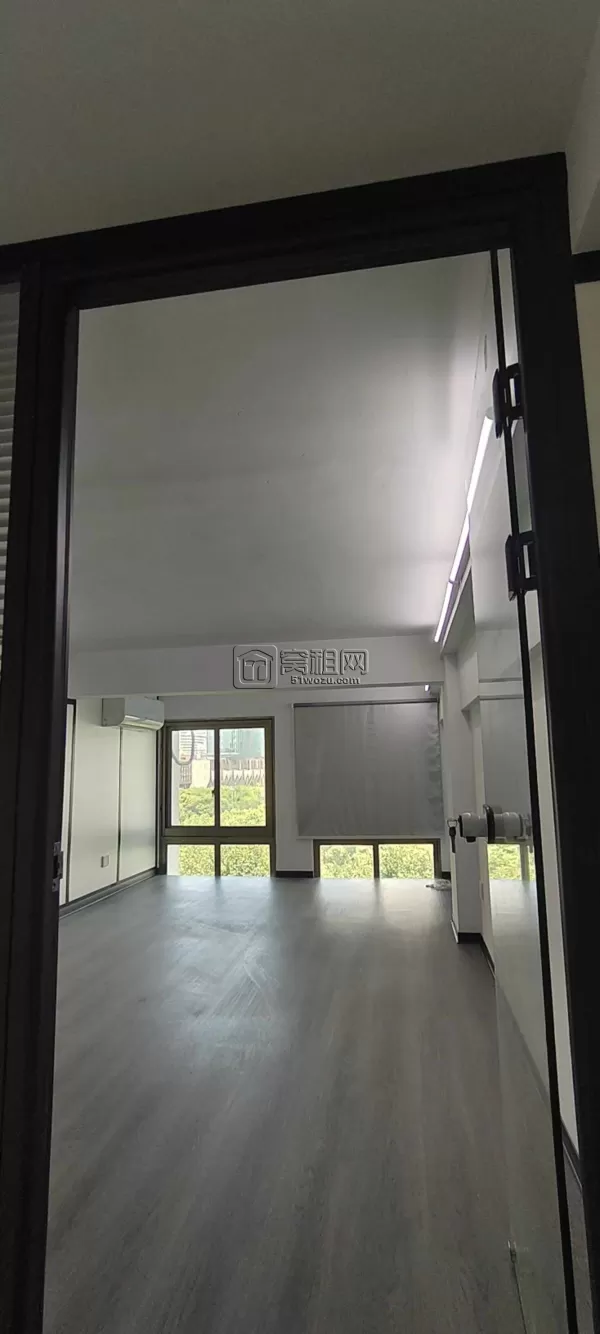宁波世贸中心对面江厦银座158平6800元工业风带两个隔间出租