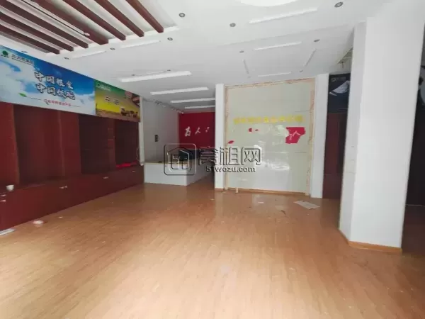 东方瑞士小区店面房门头3开间，实用面积400多平，年租金20万，性价比高