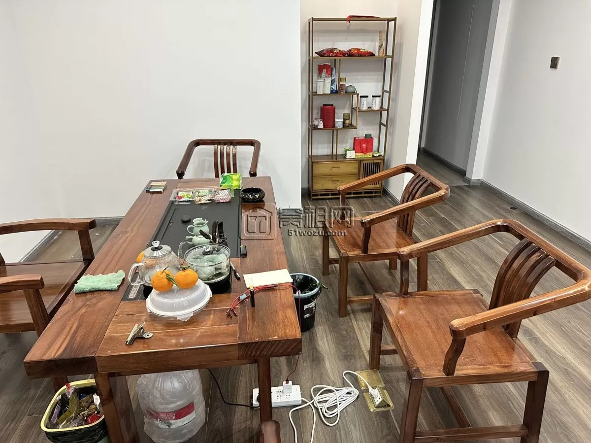 和荣大厦A座135平米。租金5000元。精装修带一个隔间。带家具