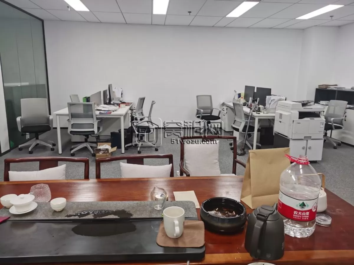 宁波南部商务区美豪大厦137平，2隔间+储物间+员工区出租