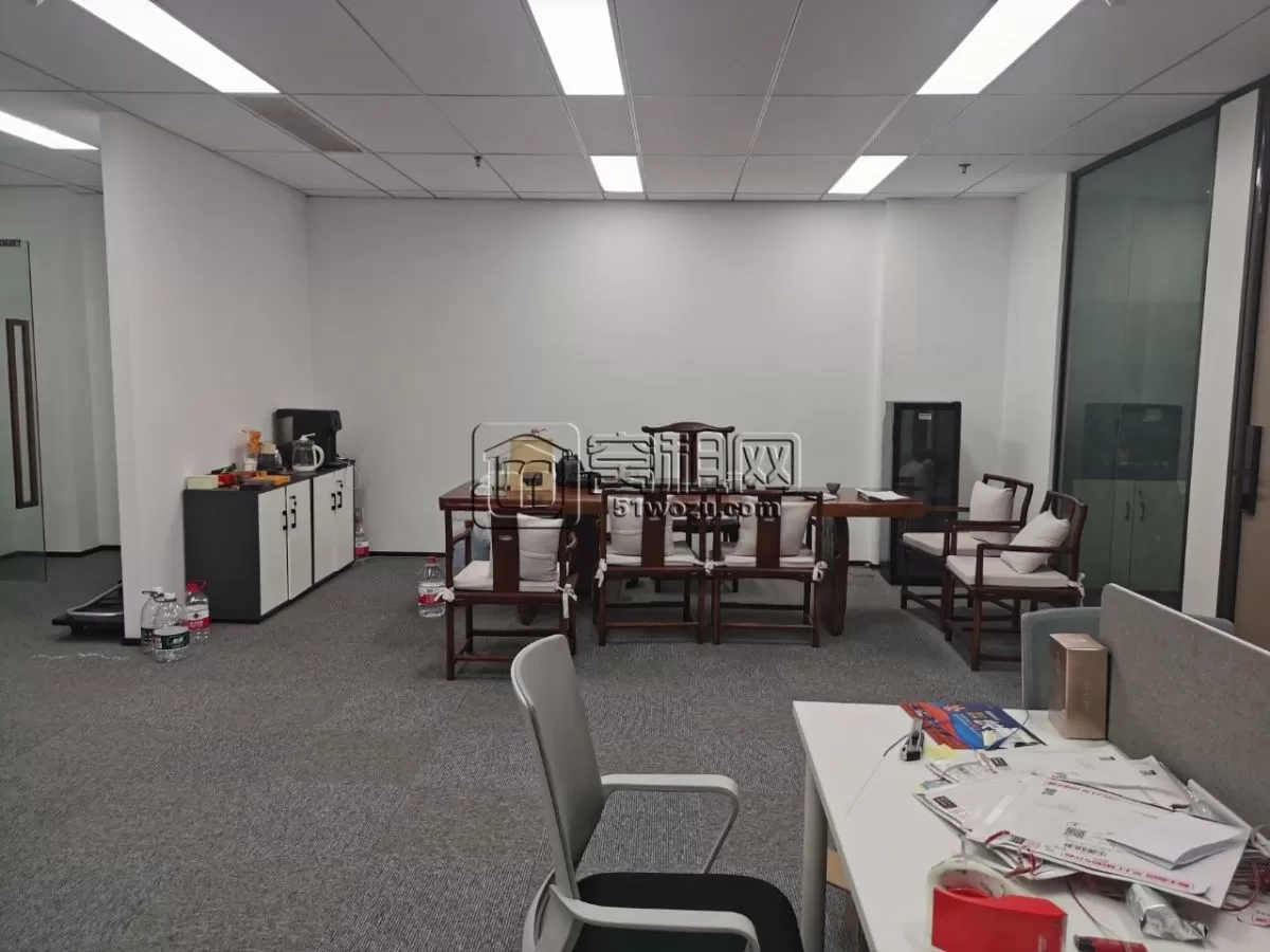 宁波南部商务区美豪大厦137平，2隔间+储物间+员工区出租