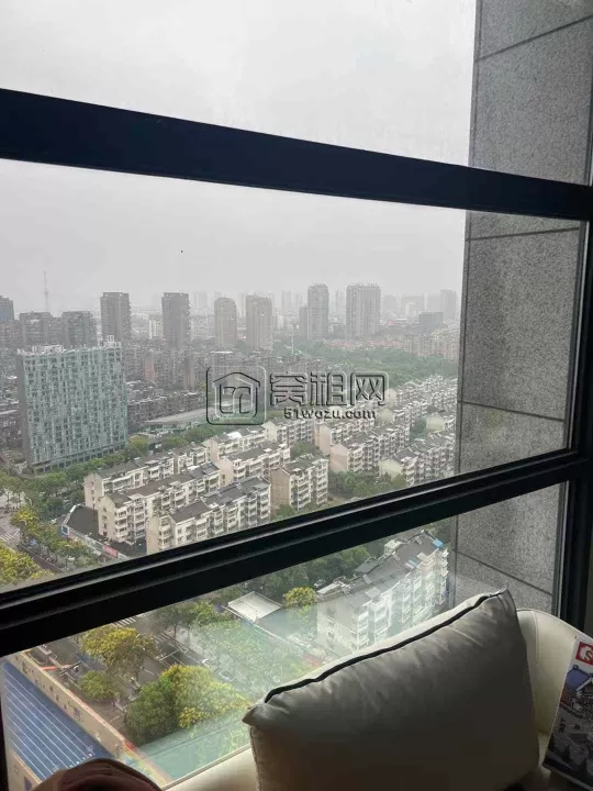 名汇大厦100平方特价4300/月，24小时空调！带定制柜子 双面采光 适合工作室