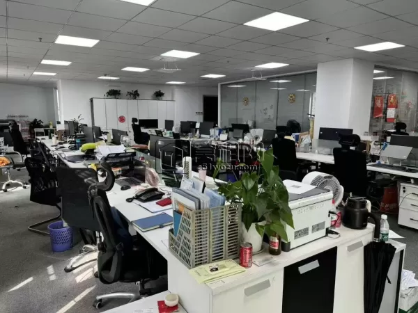 银亿时代广场370.33平，1.6元/平/天，朝南，4隔间，可拆分。
