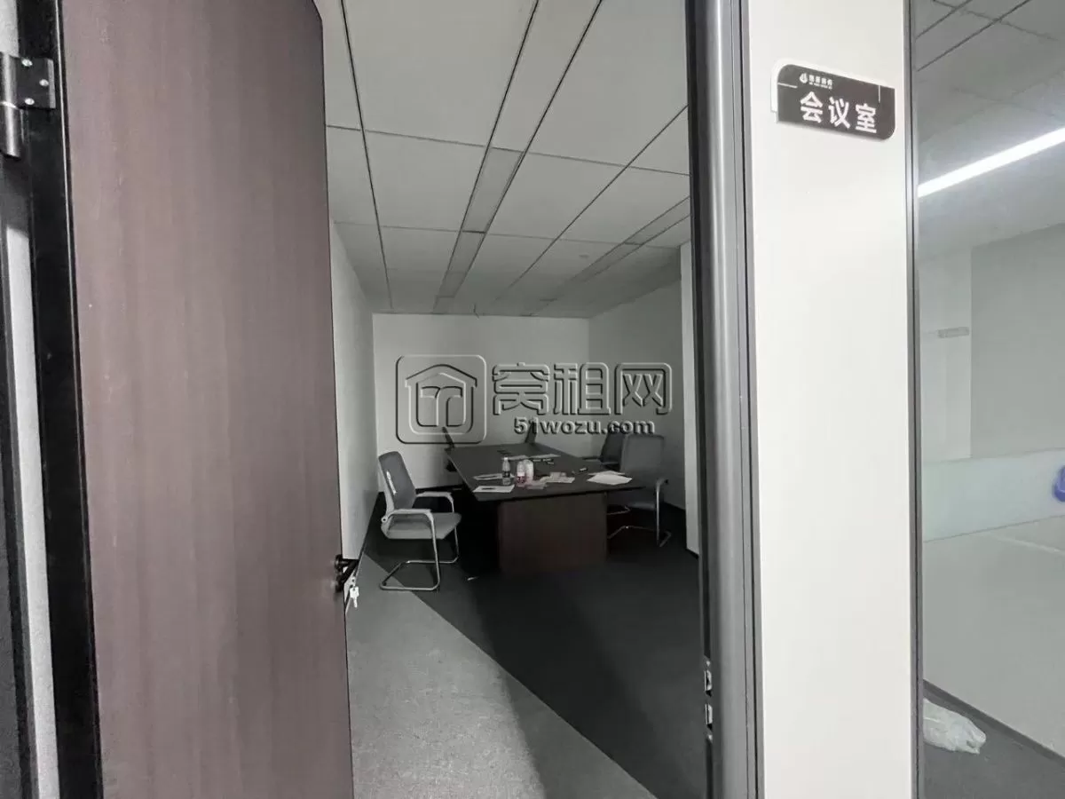 东部新城保税区国际贸易中心266平东北朝向3隔间