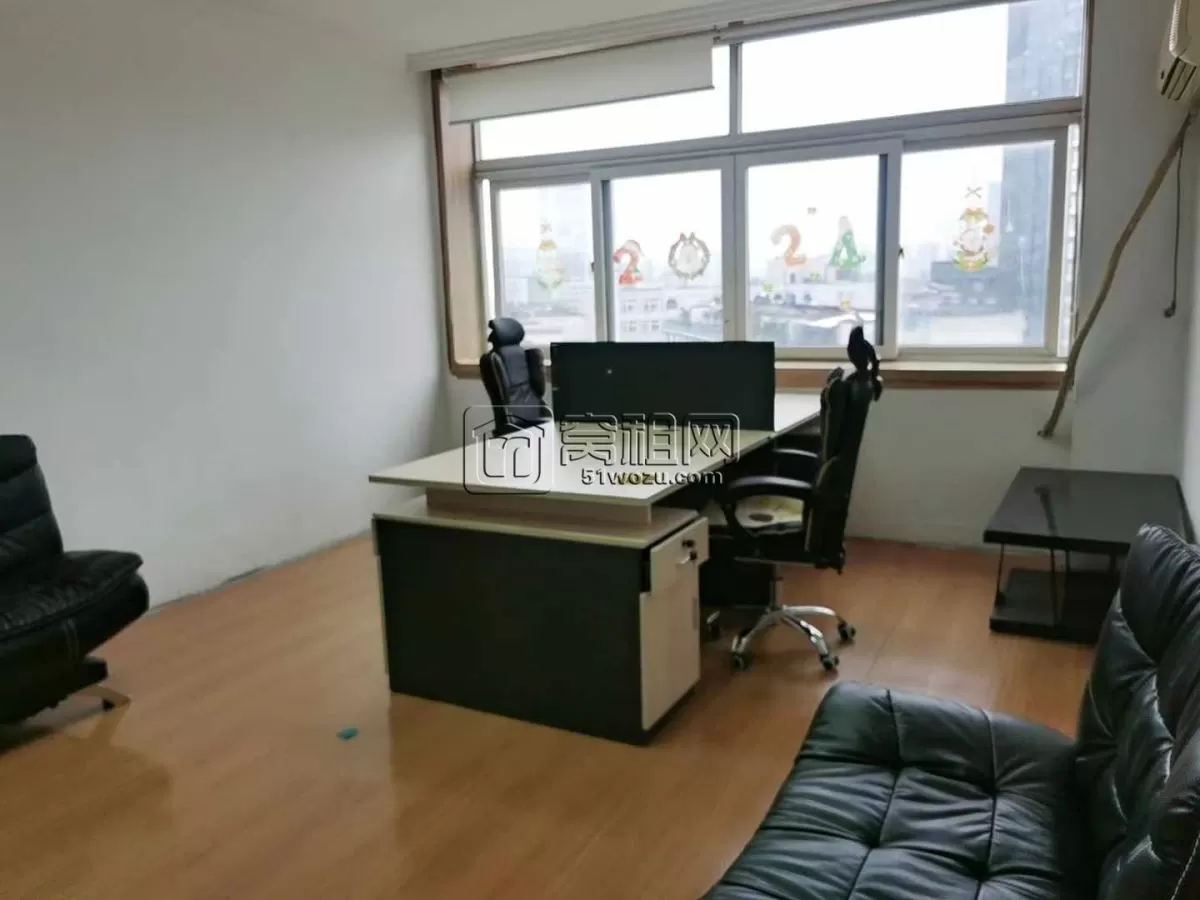 新金穗34平可6个人办公，带家具，房东直租，随时可看
