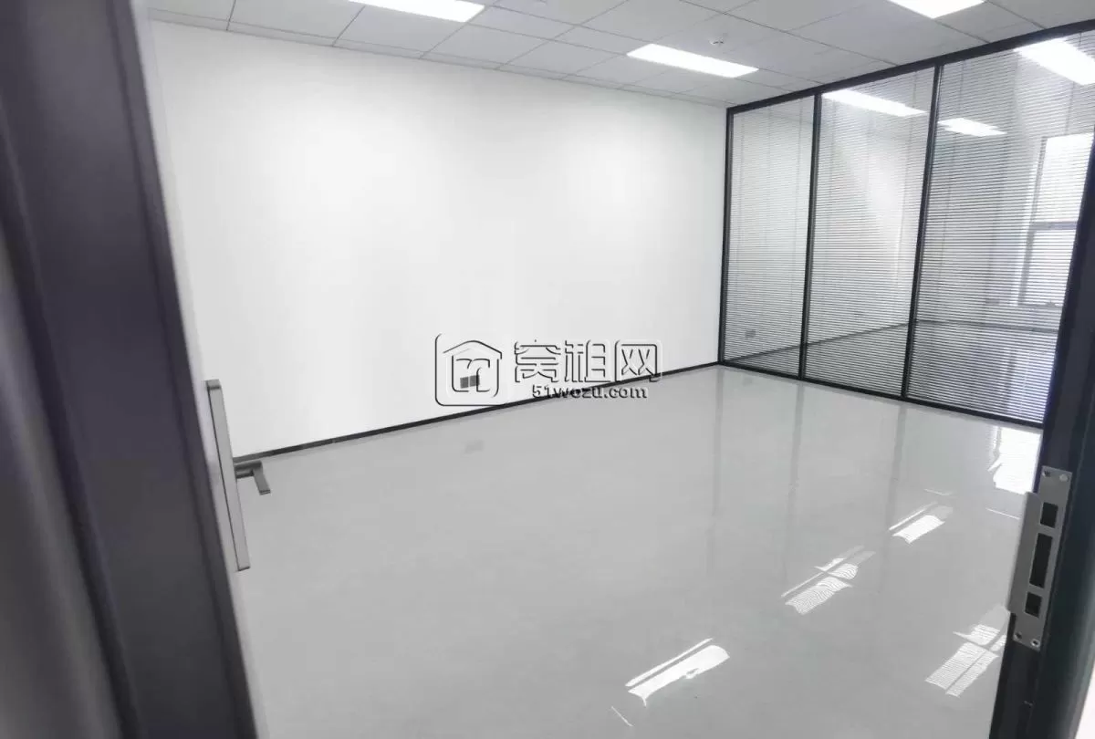 高新区研发园B区 花园式门厅​295平，出租 ​精装修4隔间，1个小仓库，带水吧