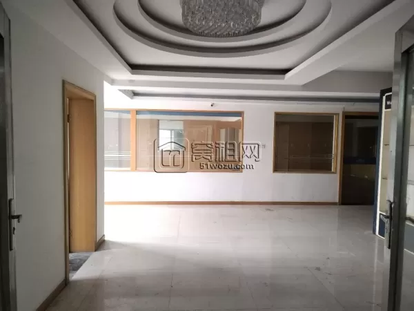 出租福明路上，600平，沿街二楼，带9隔间，带水，带厨房，有燃气，带卫生间