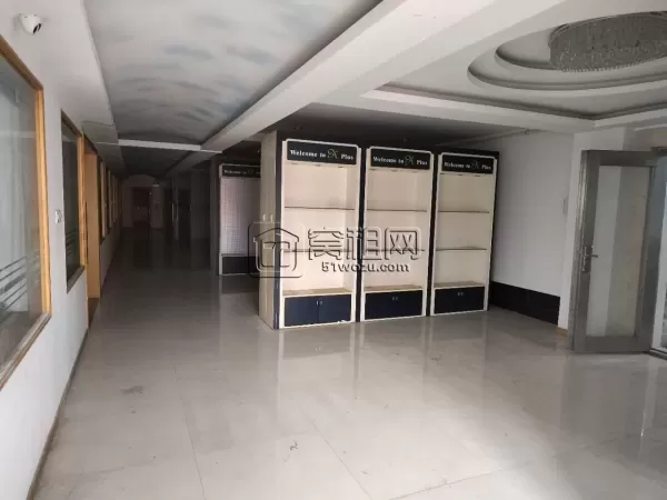 出租福明路上，600平，沿街二楼，带9隔间，带水，带厨房，有燃气，带卫生间
