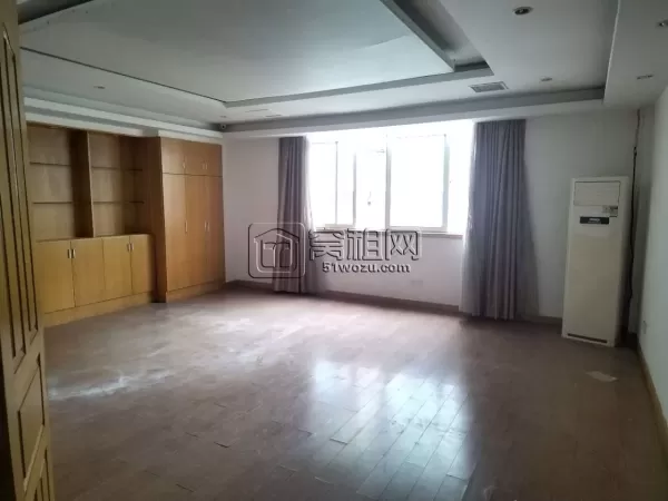 出租福明路上，600平，沿街二楼，带9隔间，带水，带厨房，有燃气，带卫生间