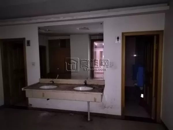 出租福明路上，600平，沿街二楼，带9隔间，带水，带厨房，有燃气，带卫生间