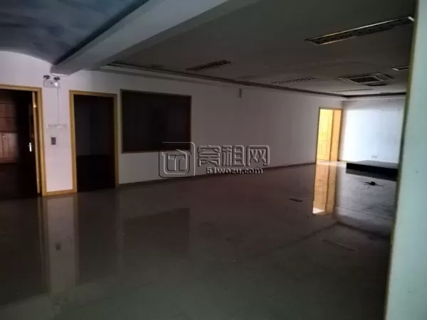 出租福明路上，600平，沿街二楼，带9隔间，带水，带厨房，有燃气，带卫生间