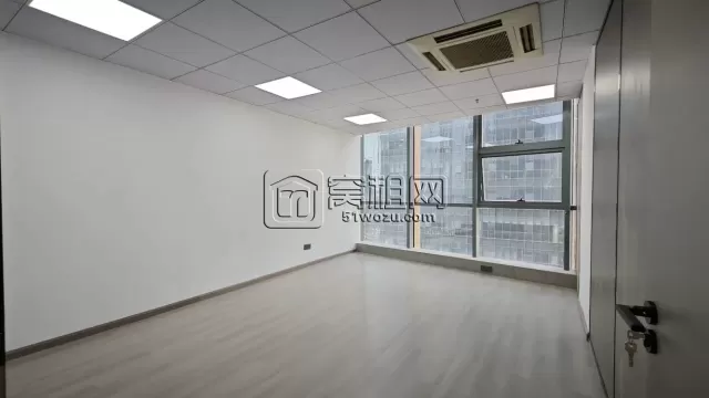 南商地铁口国骅大厦 185 平，新装修，清盘 8500/ 月，朝东北 2 隔间，可配家具