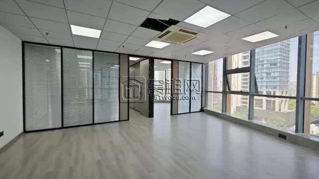 南商地铁口国骅大厦 185 平，新装修，清盘 8500/ 月，朝东北 2 隔间，可配家具