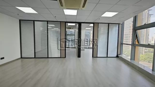 南商地铁口国骅大厦 185 平，新装修，清盘 8500/ 月，朝东北 2 隔间，可配家具