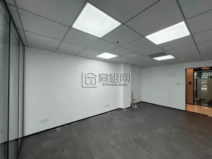 东部新城附近新天地55平写字楼 一个隔间 独立空调  落地窗出租