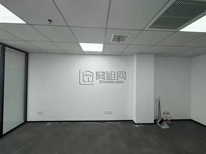 东部新城附近新天地55平写字楼 一个隔间 独立空调  落地窗出租