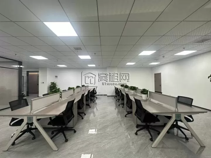 高新区 研发园高楼层 房源面积：350平东南朝向 房源出租5个经理室，带家具