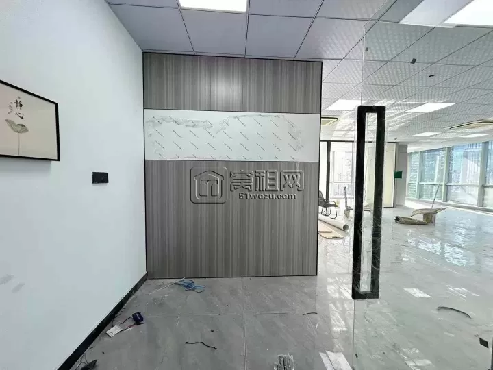 侨商大厦 地铁口位置，210平全新装修。 这两天就弄好了。 楼下各种美食  星巴克肯德基等