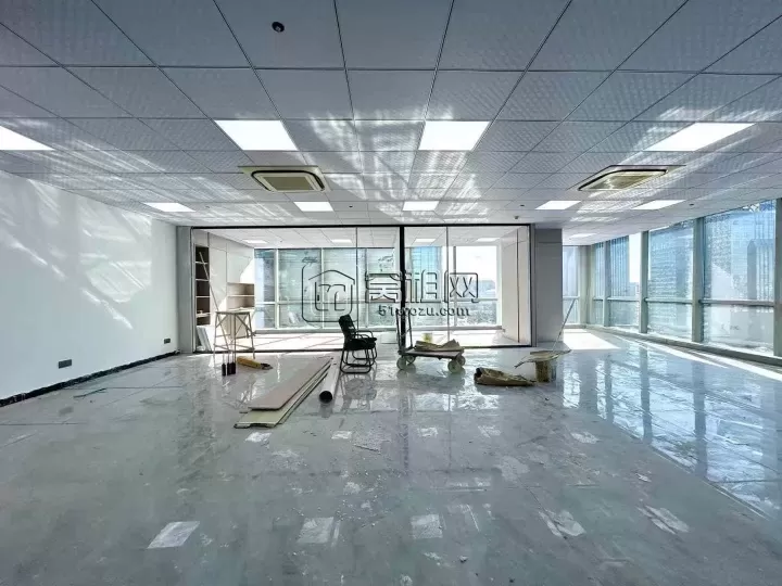 侨商大厦 地铁口位置，210平全新装修。 这两天就弄好了。 楼下各种美食  星巴克肯德基等