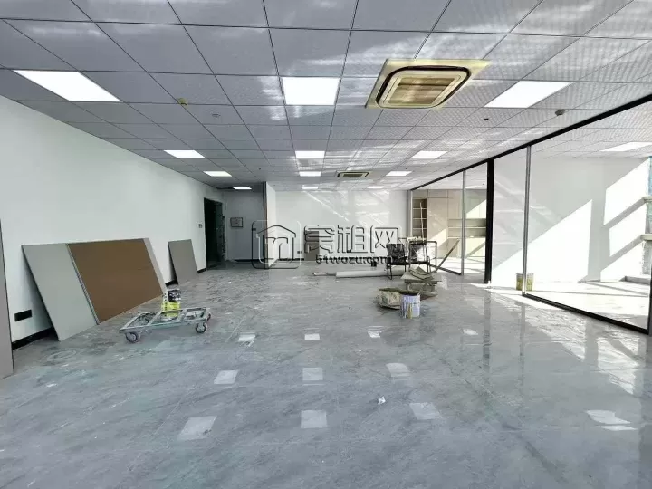 侨商大厦 地铁口位置，210平全新装修。 这两天就弄好了。 楼下各种美食  星巴克肯德基等