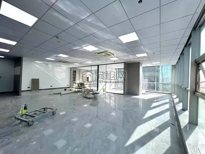 侨商大厦 地铁口位置，210平全新装修。 这两天就弄好了。 楼下各种美食  星巴克肯德基等