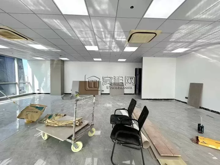 侨商大厦 地铁口位置，210平全新装修。 这两天就弄好了。 楼下各种美食  星巴克肯德基等