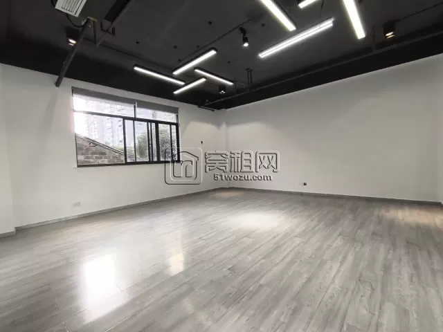 鼓楼132创意园区A幢办公面积132平适合花坊，舞蹈室，瑜伽室等，格局可做调整