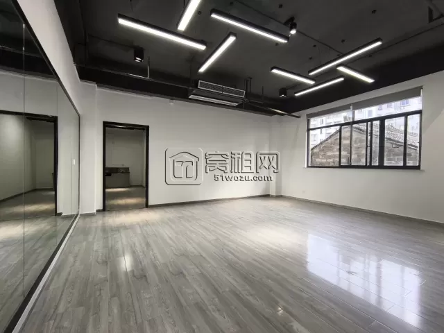 鼓楼132创意园区A幢办公面积132平适合花坊，舞蹈室，瑜伽室等，格局可做调整