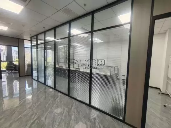 恒业大厦196平，朝南，4个隔间，带部分家具，大落地窗采光好
